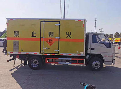 武都爆破器材运输车工人安全操作规范与智能技术保障